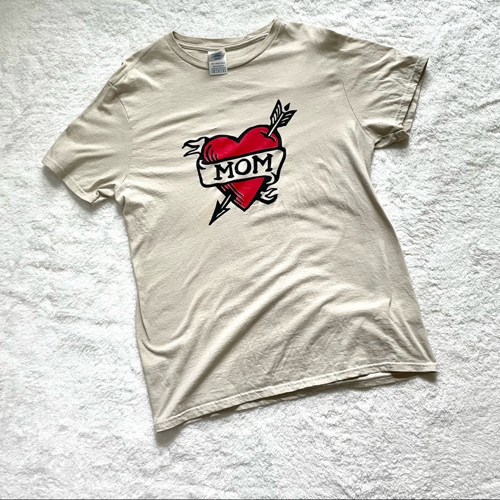 custom made “mom” cotton t shirt ❤️